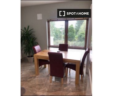 Spacious room in 3-bedroom apartment, Blanchardstown, Dublin - Photo 3