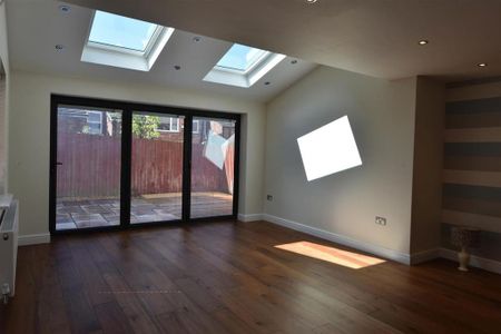 4 bedroom detached house to rent - Photo 2