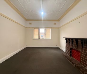 Beautiful 3-Bedroom Home in Prime Ashfield Location - Photo 3