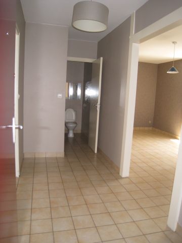 Location Appartement 2 pièces 46m² CHATELLERAULT 86100 - Photo 4