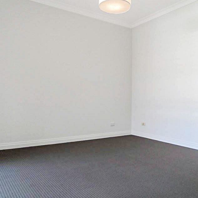 2/33 First Avenue, Strathmore VIC 3041 - Photo 1