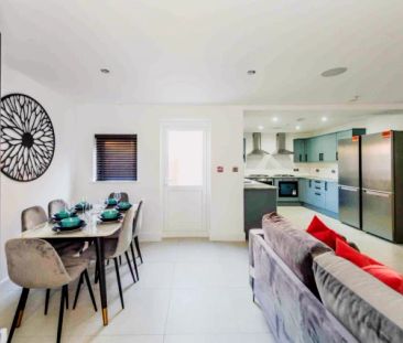 6 Beds 5 Baths - Photo 3