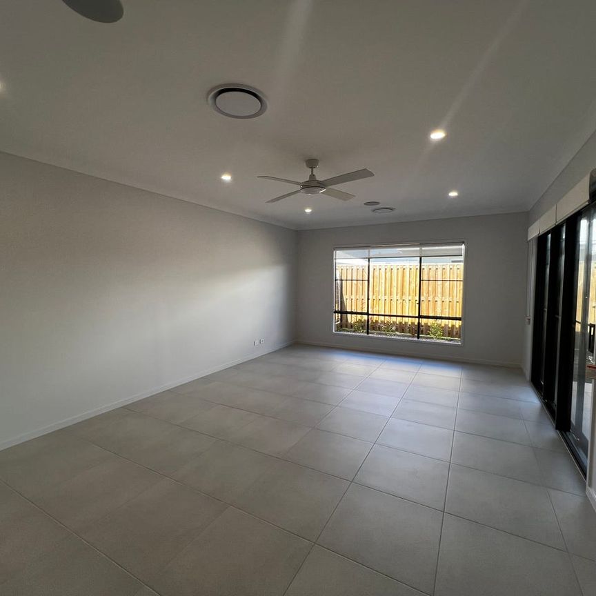 MODERN THREE BEDROOM TOWNHOUSE CLOSE TO HIGHWAY - Photo 1