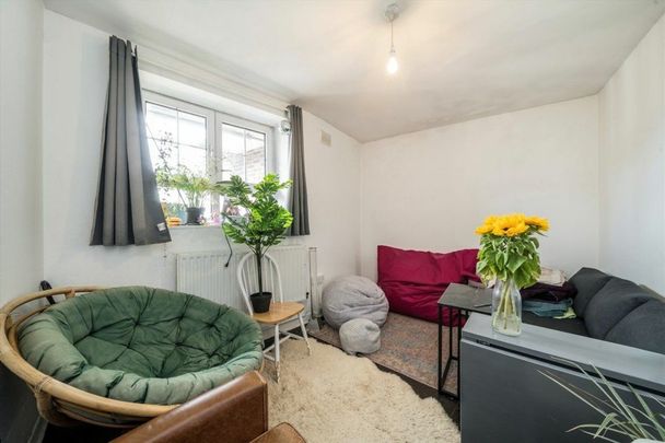 Ada Place, Broadway Market, E2 - Photo 1