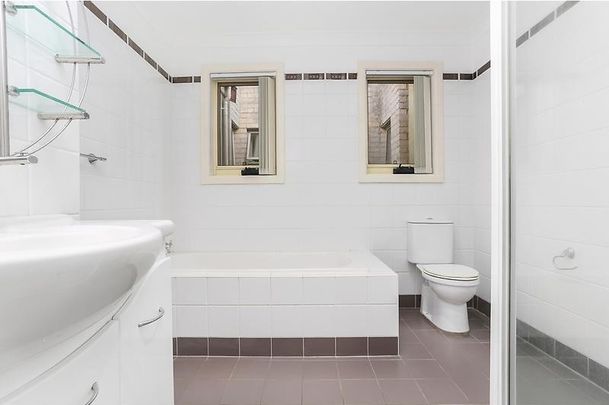 Spacious 3-Bed Home in Marrickville Area - Photo 1