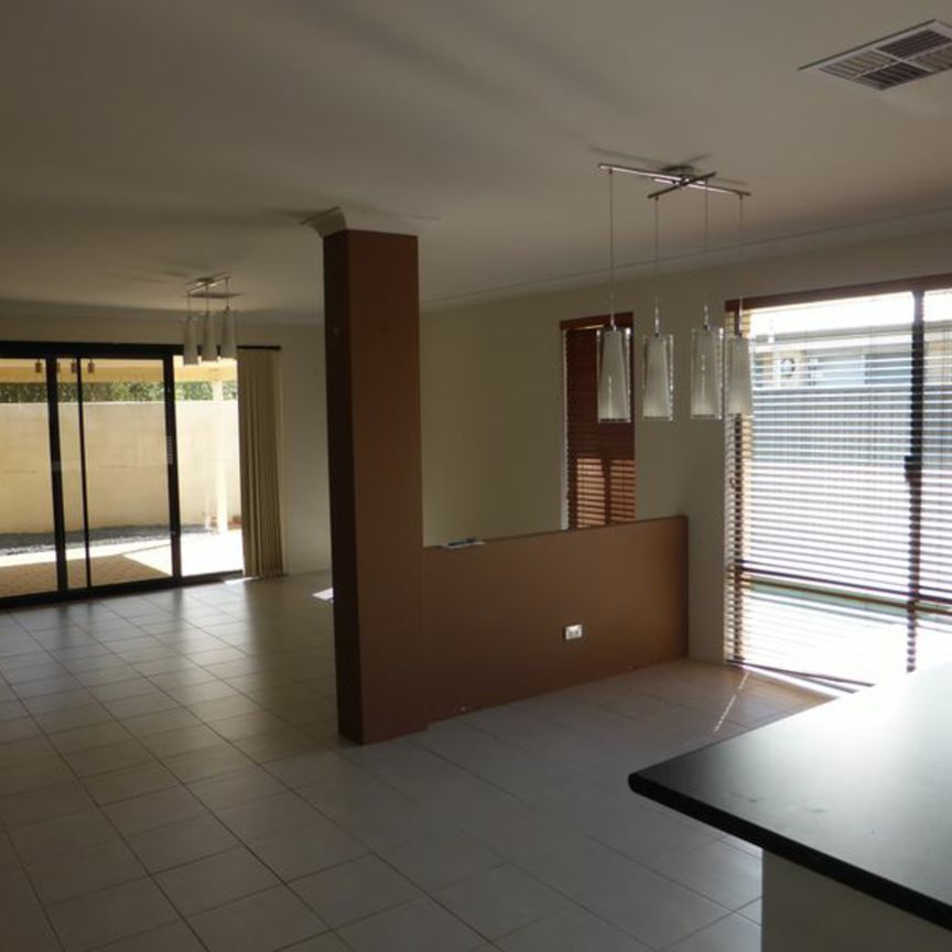 Modern Comfort Meets Convenience – Your Perfect Family Home Awaits! - BREAK LEASE - Photo 1