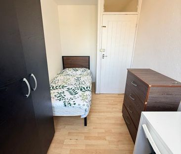 Room in a Shared Flat, Lubbock House, E14 - Photo 4