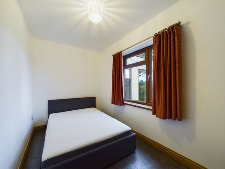 1 bedroom Flat in Henley Road, Maidenhead - Photo 2