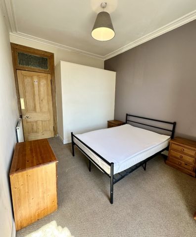 1/2 Hawkhill 297, DD2 1DN, Dundee - Photo 2