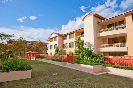 Generouly proportioned two bedroom two bathroom apartment with parking - Photo 5