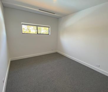 STUNNING EXECUTIVE 3 BEDROOM 2 BATHROOM 2 CAR GARAGE - Photo 6