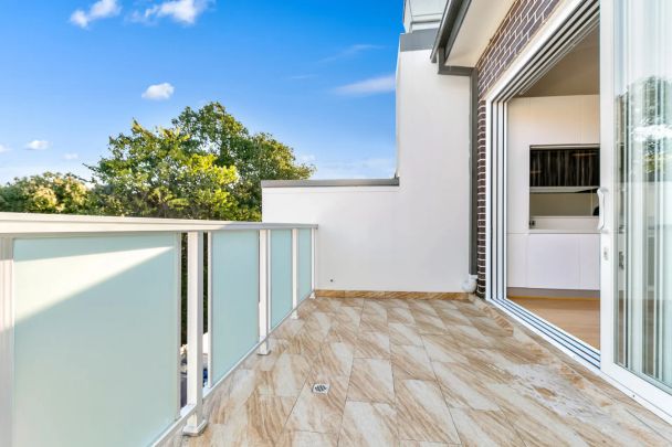 A STUNNING AND SPACIOUS MODERN SPLIT LEVEL APARTMENT - Photo 1