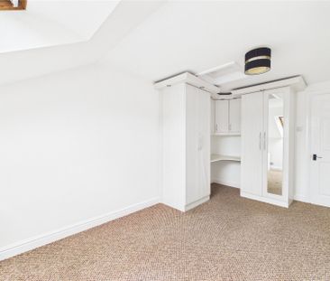 2 bedroom Maisonette in Reading Road, Wokingham - Photo 4