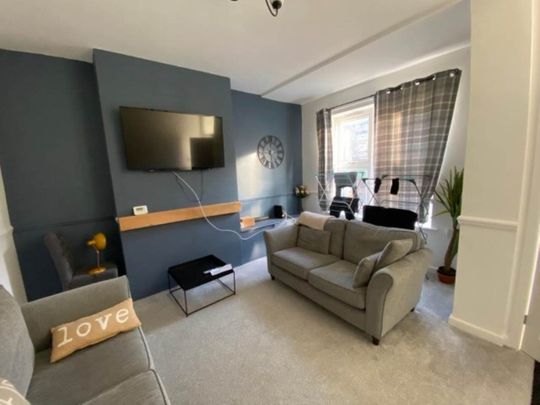 Salisbury View (Room 4), Armley, Leeds - Photo 1