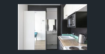 Unfurnished apartment with water views - Photo 2