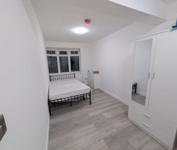 Room in a Shared House, London Road, SM6 - Photo 5