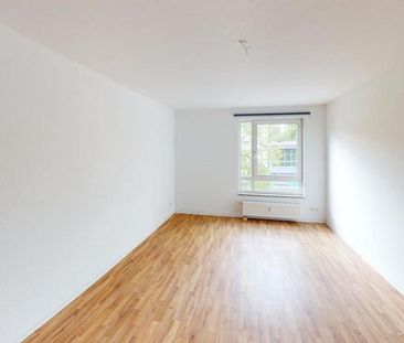 Lichtdurchflutete 2-Raumwohnung mit Einbauküche - Foto 1