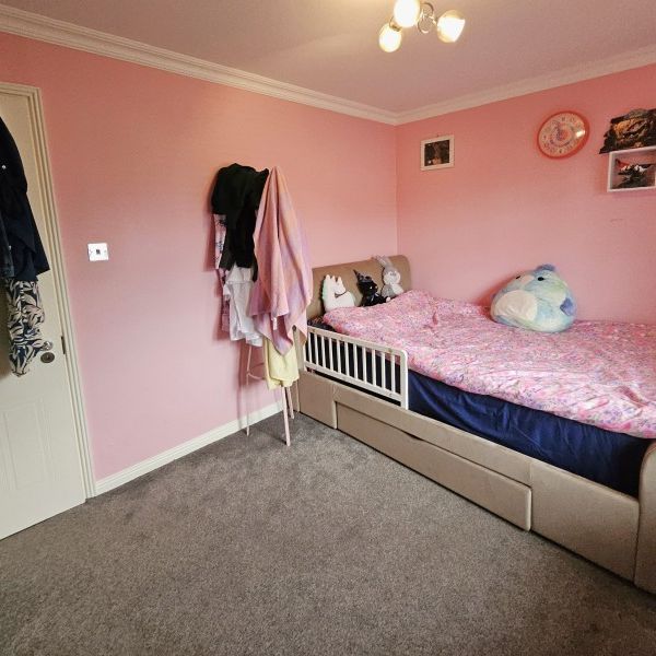 Pear Tree Road, Addlestone, Surrey, KT15 - Photo 1