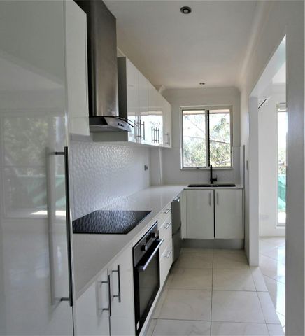 Great Location, walking distance to all amenities - Photo 2