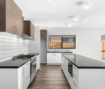 Generous family living! - Photo 2