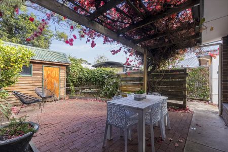 Charming and Convenient Two Bedroom Stone Cottage Close to the City - Photo 3