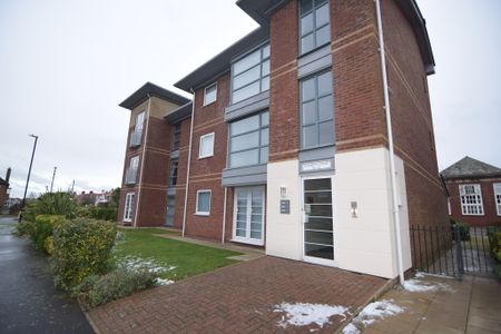 To Let 2 Bed Ground Floor Flat - Photo 2