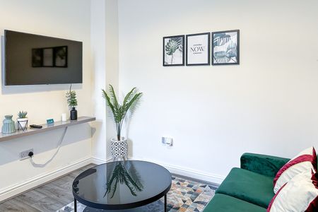 Room in a Shared House, Ashfield Road, M13 - Photo 3