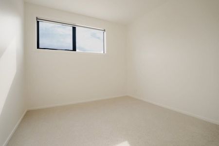 Sunny 2-Bedroom Unit with a courtyard - WIFI Inc. - Photo 3