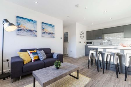 4 bedroom flat to rent - Photo 2