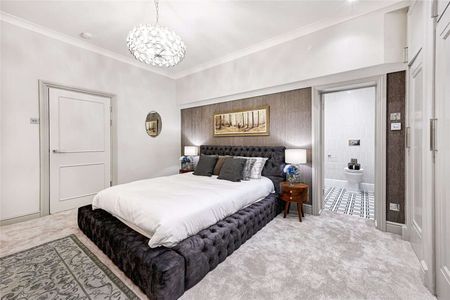 A beautiful two bedroom apartment situated in the desirable Grosvenor Square. - Photo 3