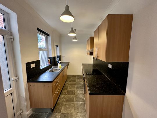Available NOW FULLY REFURBISHED - Rent Amount: £850per month - Deposit / Bond: £850 - 3 Bedrooms, living room, dining room, fitted kitchen - 1 Bathrooms - Property comes un-furnished - Minimum tenancy term is 6 months - Family Friendly - Bills NOT Included WE DON’T CHARGE ADMIN FEES! - Photo 1