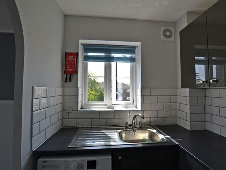 Flat to rent on - Photo 2