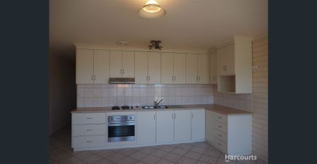 Convenient Town Centre Living. - Photo 4