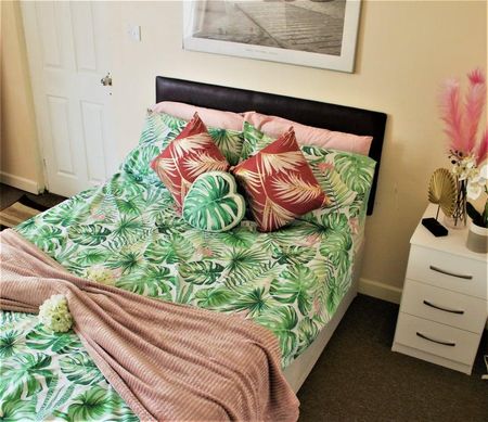 1 bedroom in a house share to rent - Photo 2