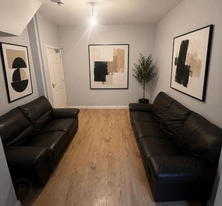 Donegall Avenue, En-Suite Room 5, All Bills Included, Belfast, BT12 6LW - Photo 1