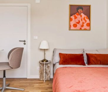 Room in a shared 4-bedroom apartment for rent in Lisbon, perfect for professionals. - Foto 2