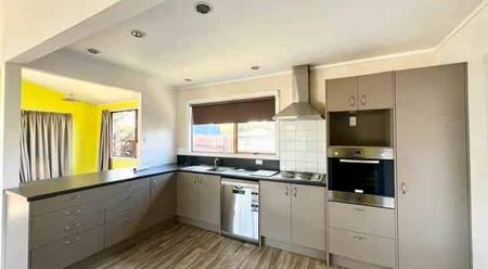 Four bedroom, Two living - Photo 5