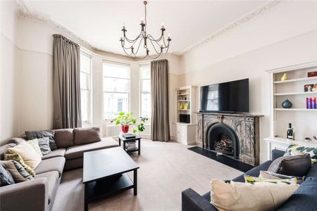 A lovely one bedroom apartment on the ground floor, of a handsome period building in the heart of South Kensington. - Photo 2