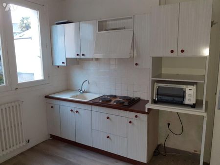 Pour visiter, appeler le 02.23.55.91.17 Situé en centre ville, ce grand appartement de type 2 ... - Photo 5