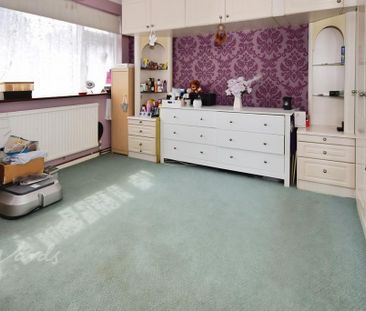 4 bedroom end of terrace house to rent - Photo 4