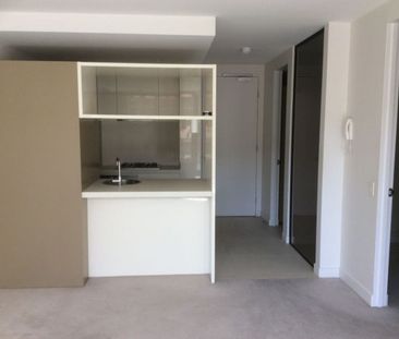Modern 2 Bedroom Apartment with City Views in Melbourne CBD! - Photo 1
