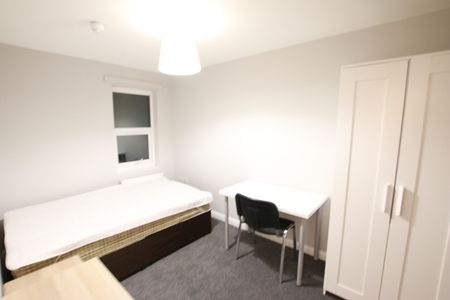 6 Bed Terraced House, Grange Avenue, RG6 - Photo 2