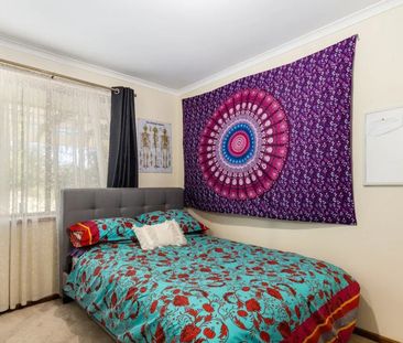 Spacious Family Home in a Quiet Cul-de-Sac - Photo 4