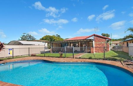 Charming three-bedroom family home - Photo 3