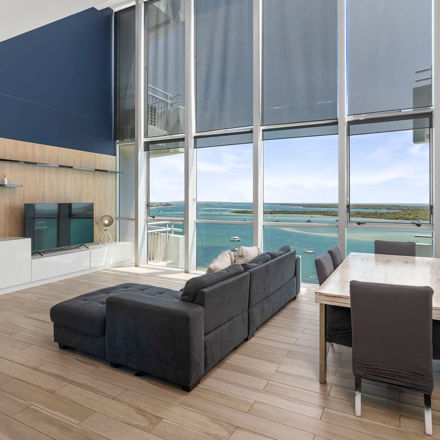 A Statement of Luxury – Exclusive Three-Level Penthouse with Rooftop Garden and Coastal Views - Fully Furnished - Photo 1