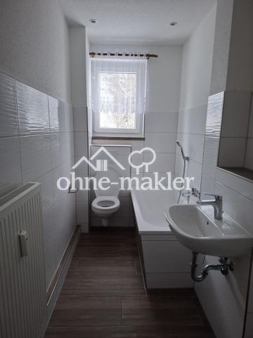 2-Raum-Whg., Bad mit Fenster, Badewanne incl. Dusche, neu renoviert / auch für ALG/BüGe mögl. - Photo 2