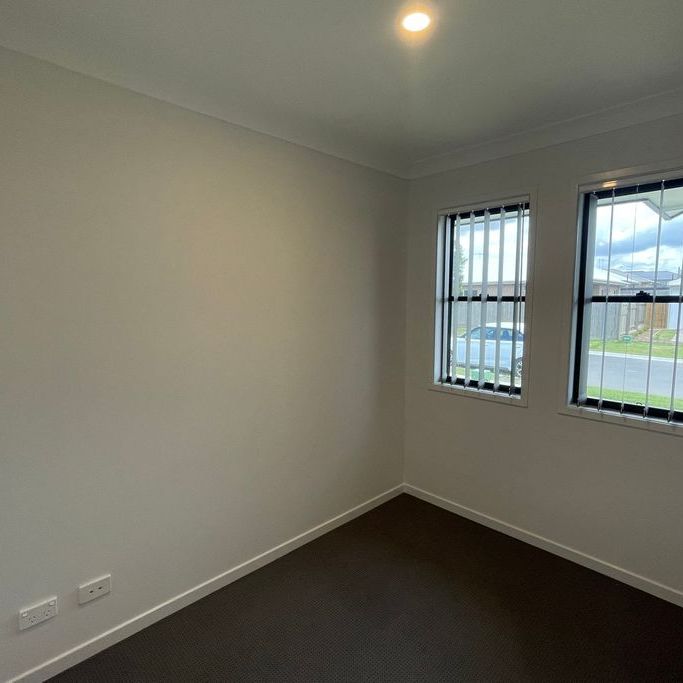 Modern 4-Bedroom Home in Park Ridge! - Photo 1