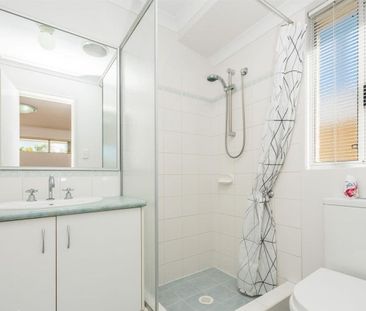 4x2 Family Home with Multiple Living Areas in Butler! - Photo 3