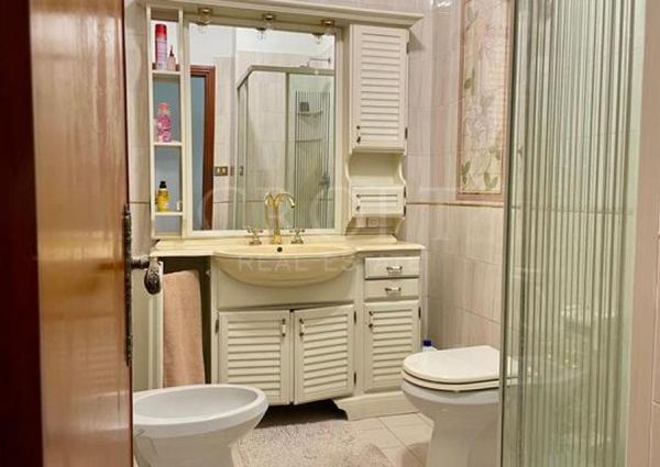 Monteverde Vecchio-Terrace: Furnished 2 Bedroom, 2 Bath, spacious kitchen, living, large private terrace and garden. Bright, silent, near shops, services and transport, located on a quite street in a well kept building. Possible parking. Ref 2375