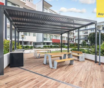 STUNNING TOP FLOOR APARTMENT - Photo 3